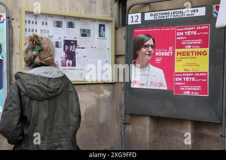 Paris, Frankreich. Juli 2024. Die Einwohner laufen während der letzten Runde der Parlamentswahlen in Paris, Frankreich, am Sonntag, den 7. Juli 2024 an Wahlkampfplakaten vorbei. Die Wahlen haben ein hängendes parlament ausgelöst, wobei eine linke Allianz unerwartet den Spitzenplatz vor der extremen Rechten einnahm und die französischen politischen Parteien vor die gewaltige Aufgabe gestellt wurden, eine Regierung zusammenzustellen. Foto: Maya Vidon-White/UPI Credit: UPI/Alamy Live News Stockfoto