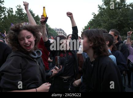 Paris, Frankreich. Juli 2024. Die Jugendlichen feiern den unerwarteten Sieg der Linksbündnis, nachdem sie in der letzten Runde der Schnellparlamentarwahlen in Paris, Frankreich, am Sonntag, den 7. Juli 2024 den Spitzenplatz vor der Rechtsextremen erobert hatte. Die Wahlen haben ein hängendes parlament ausgelöst, wodurch die französischen politischen Parteien vor die schwierige Aufgabe gestellt wurden, eine Regierung zu bilden. Foto: Maya Vidon-White/UPI Credit: UPI/Alamy Live News Stockfoto