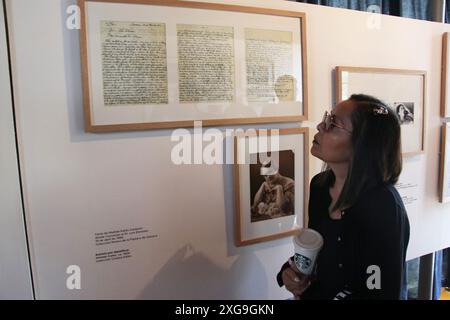 Mexiko-Stadt, Mexiko. Juli 2024. Eine Frau während einer Medienführung für die Ausstellung „Kahlo ohne Grenzen“ im Diego Rivera und Frida Kahlo Studio Museum. Am 6. Juli 2024 in Mexiko-Stadt. (Foto: Jose Luis Torales/ Credit: Eyepix Group/Alamy Live News Stockfoto