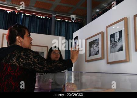 Mexiko-Stadt, Mexiko. Juli 2024. Eine Frau, die während einer Medientour für die Ausstellung „Kahlo ohne Grenzen“ im Diego Rivera und Frida Kahlo Studio Museum ein Foto macht. Am 6. Juli 2024 in Mexiko-Stadt. (Foto: Jose Luis Torales/ Credit: Eyepix Group/Alamy Live News Stockfoto