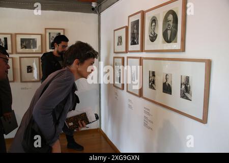 Eine Frau, die während einer Medienführung für die Ausstellung „Kahlo Without Borders“ im Diego Rivera und Frida Kahlo Studio Museum Fotos schaut. Am 6. Juli 2024 in Mexiko-Stadt. (Kreditbild: © Jose Luis Torales/OKULARIS via ZUMA Press Wire) NUR REDAKTIONELLE VERWENDUNG! Nicht für kommerzielle ZWECKE! Stockfoto