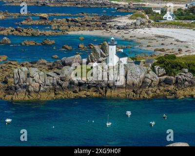 Aus der Vogelperspektive auf den Leuchtturm von Pontusval und die Strände. Plounéour-Brignogan-Plages, Frankreich. Felsen in einzigartiger Form. Boote, die im Atlantik vertäut sind Stockfoto