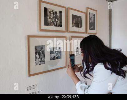 Eine Frau, die ein Foto während einer Medientour für die Ausstellung „Kahlo Without Borders“ im Diego Rivera und Frida Kahlo Studio Museum macht. Am 6. Juli 2024 in Mexiko-Stadt. (Kreditbild: © Jose Luis Torales/OKULARIS via ZUMA Press Wire) NUR REDAKTIONELLE VERWENDUNG! Nicht für kommerzielle ZWECKE! Stockfoto