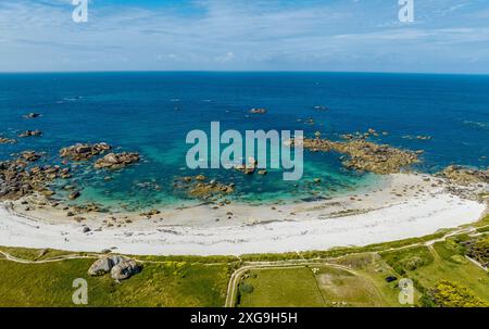 Aus der Vogelperspektive auf den Leuchtturm von Pontusval und die Strände. Plounéour-Brignogan-Plages, Frankreich. Felsen in einzigartiger Form. Boote, die im Atlantik vertäut sind Stockfoto