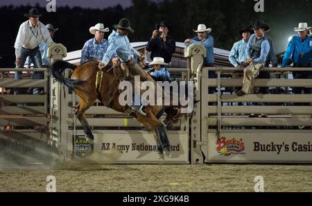 Prescott, Arizona, USA. Juli 2024. Ein Rodeo-Teilnehmer tritt am 6. Juli 2024 beim Saddle Bronc Riding Event im WorldÃs Elst Rodeo in Prescott, Arizona, an. Das Prescott Rodeo findet vom 1. Bis 7. Juli statt. (Kreditbild: © Darnell Renee/ZUMA Press Wire) NUR REDAKTIONELLE VERWENDUNG! Nicht für kommerzielle ZWECKE! Stockfoto