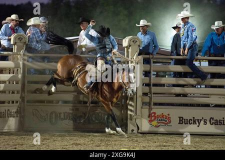 Prescott, Arizona, USA. Juli 2024. Ein Rodeo-Teilnehmer tritt am 6. Juli 2024 beim Saddle Bronc Riding Event im WorldÃs Elst Rodeo in Prescott, Arizona, an. Das Prescott Rodeo findet vom 1. Bis 7. Juli statt. (Kreditbild: © Darnell Renee/ZUMA Press Wire) NUR REDAKTIONELLE VERWENDUNG! Nicht für kommerzielle ZWECKE! Stockfoto