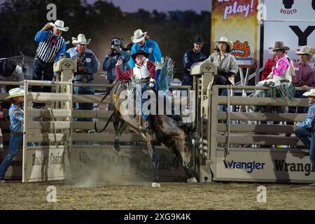 Prescott, Arizona, USA. Juli 2024. Ein Rodeo-Teilnehmer tritt am 6. Juli 2024 beim Saddle Bronc Riding Event im WorldÃs Elst Rodeo in Prescott, Arizona, an. Das Prescott Rodeo findet vom 1. Bis 7. Juli statt. (Kreditbild: © Darnell Renee/ZUMA Press Wire) NUR REDAKTIONELLE VERWENDUNG! Nicht für kommerzielle ZWECKE! Stockfoto