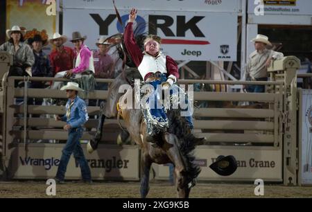 Prescott, Arizona, USA. Juli 2024. Ein Rodeo-Teilnehmer tritt am 6. Juli 2024 beim Saddle Bronc Riding Event im WorldÃs Elst Rodeo in Prescott, Arizona, an. Das Prescott Rodeo findet vom 1. Bis 7. Juli statt. (Kreditbild: © Darnell Renee/ZUMA Press Wire) NUR REDAKTIONELLE VERWENDUNG! Nicht für kommerzielle ZWECKE! Stockfoto