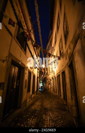 Enge Gasse in Alfama bei Nacht - Lissabon, Portugal Stockfoto