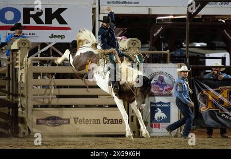 Prescott, Arizona, USA. Juli 2024. Ein Rodeo-Teilnehmer tritt am 6. Juli 2024 beim Saddle Bronc Riding Event im WorldÃs Elst Rodeo in Prescott, Arizona, an. Das Prescott Rodeo findet vom 1. Bis 7. Juli statt. (Kreditbild: © Darnell Renee/ZUMA Press Wire) NUR REDAKTIONELLE VERWENDUNG! Nicht für kommerzielle ZWECKE! Stockfoto