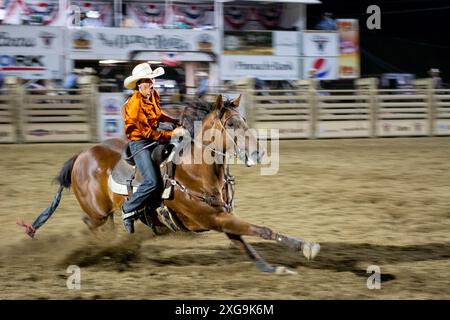 Prescott, Arizona, USA. Juli 2024. Der Rodeo-Teilnehmer Jordan Bassett, Dewey, Arizona, tritt am 6. Juli 2024 beim Ladies Barrel Racing Event beim WorldÃs Eltestes Rodeo in Prescott, Arizona, an. Das Prescott Rodeo findet vom 1. Bis 7. Juli statt. (Kreditbild: © Darnell Renee/ZUMA Press Wire) NUR REDAKTIONELLE VERWENDUNG! Nicht für kommerzielle ZWECKE! Stockfoto