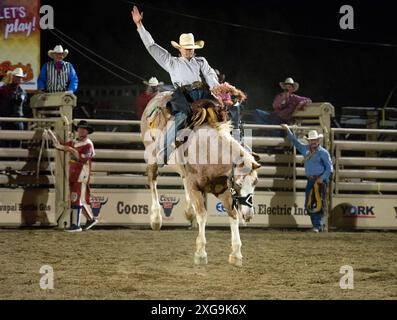 Prescott, Arizona, USA. Juli 2024. Ein Rodeo-Teilnehmer tritt am 6. Juli 2024 beim Saddle Bronc Riding Event im WorldÃs Elst Rodeo in Prescott, Arizona, an. Das Prescott Rodeo findet vom 1. Bis 7. Juli statt. (Kreditbild: © Darnell Renee/ZUMA Press Wire) NUR REDAKTIONELLE VERWENDUNG! Nicht für kommerzielle ZWECKE! Stockfoto