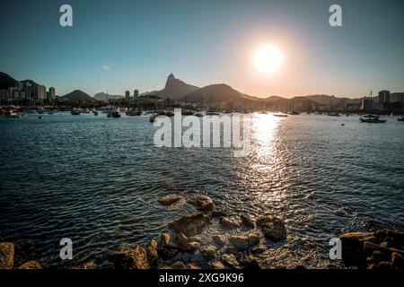 Ruhiger Sonnenuntergang in Mureta da Urca mit Corcovado Mountain in Sicht - Rio de Janeiro, Brasilien Stockfoto