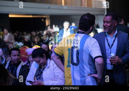 Camboriu, Brasilien. Juli 2024. Während der CPAC Brasil 2024 (Konservative Political Action Conference), einer konservativen Veranstaltung, in Balneario Camboriu im brasilianischen Bundesstaat Santa Catarina, trägt ein Teilnehmer ein Fußballtrikot, das halb und halb so viel wie die Trikots des brasilianischen Neymar und des argentinischen Messi ist. Quelle: Lucas Vinicius Correia/dpa/Alamy Live News Stockfoto