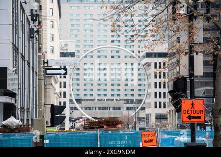 Gigantischer Ring am Esplanade Place Ville Marie im Zentrum von Montreal, Quebec, Kanada Stockfoto