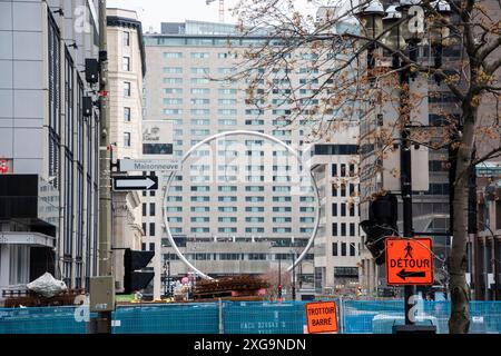 Gigantischer Ring am Esplanade Place Ville Marie im Zentrum von Montreal, Quebec, Kanada Stockfoto