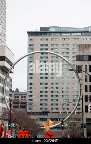 Gigantischer Ring am Esplanade Place Ville Marie im Zentrum von Montreal, Quebec, Kanada Stockfoto