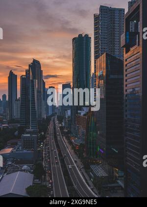 Jakarta, Indonesien - 11. Mai 2024. Dieses Foto zeigt das Stadtbild von Jakarta, das in den warmen Glanz eines Sonnenuntergangs getaucht ist. Stockfoto