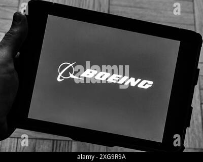 Arlington, Virginia, USA. Juli 2024. Das Logo der Boeing Company wird auf einem iPad Mini angezeigt, wie es häufig von Piloten mit elektronischen Flugtaschen verwendet wird. (EFB). Die Boeing 737 MAX iPad-Trainingskontroverse entstand nach zwei tödlichen Abstürzen, an denen das Flugzeug beteiligt war. Boeing implementierte zunächst ein iPad-basiertes Schulungsprogramm für Piloten, die von älteren 737-Modellen auf den MAX umgestellt wurden, wobei der Schwerpunkt auf Kosteneffizienz und Benutzerfreundlichkeit lag. Nach den Abstürzen des Lion Air-Fluges 610 und des Ethiopian Airlines-Fluges 302 ergaben Untersuchungen, dass Piloten auf dem neuen Maneuve unzureichend ausgebildet waren Stockfoto