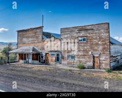 Ein altes Gemischtwarengeschäft, das leer ist und langsam verfällt, in Ironside, Oregon. Stockfoto