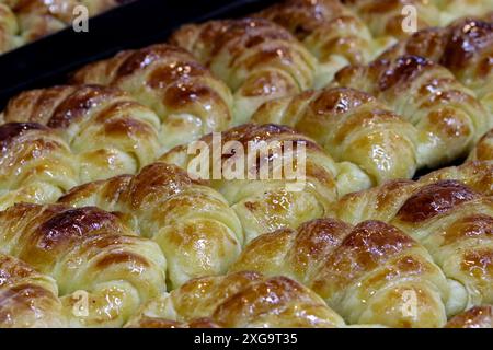 Frisch gebackene Buttercroissants auf einem Tablett Stockfoto