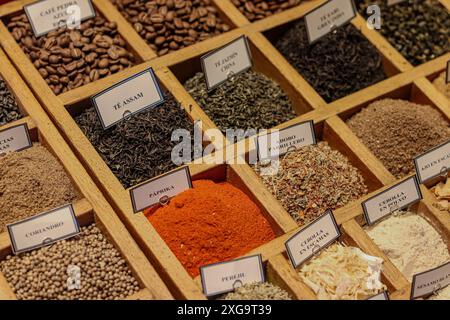 Exotische Gewürze und Gewürze auf einem Holzdisplay mit quadratischen Unterteilungen Stockfoto