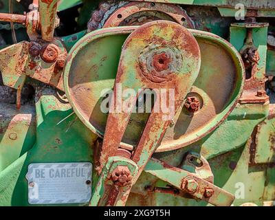 Eine alte Erntemaschine rostet jetzt auf einer Farm in der Nähe von Plain, Washington. Stockfoto