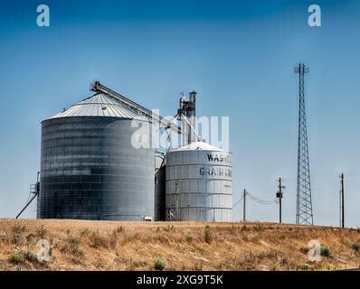 Zwei Getreidesilos lagern Weizen auf einer Farm in Ost-Washington. Stockfoto