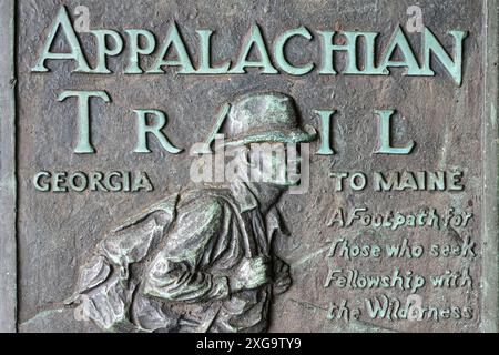 Appalachian Trail Bronze Plakette bei Neels Gap auf der östlichen Seite des Blood Mountain in der Nähe von Blairsville, Georgia. (USA) Stockfoto