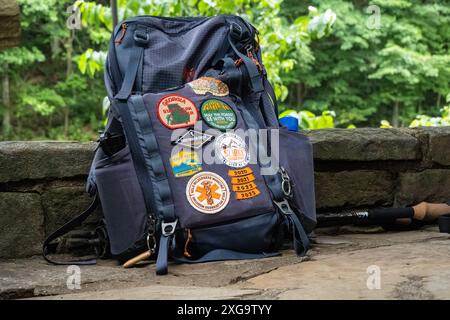 Wanderrucksack und Wanderstock ruhen an einem Steinvorsprung bei den Mountain Crossings bei Walasi Yi auf dem Appalachian Trail in Blairsville, GA. (USA) Stockfoto