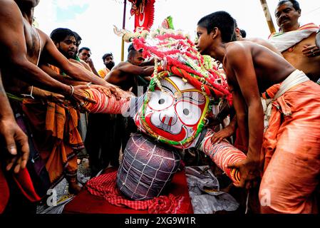 Kalkutta, Indien. Juli 2024. Eine Gruppe von Priestern betet Lord Balabhadra während des jährlichen Rath Yatra, oder Wagenfestes. Nach der hinduistischen Mythologie geht das Ratha Yatra etwa 5.000 Jahre zurück, als der hinduistische Gott Krishna zusammen mit seinem älteren Bruder Balaram und seiner Schwester Subhadra von Krishnas Anhängern auf einem Wagen von Kurukshetra nach Vrindavana gezogen wurde. Quelle: SOPA Images Limited/Alamy Live News Stockfoto