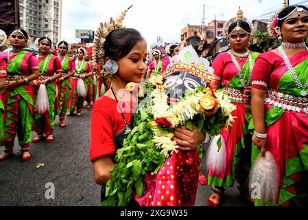 Kalkutta, Indien. Juli 2024. Ein kleiner Bharatanatyam (indischer klassischer Tanz) Tänzer mit einem Idol des Hindu Lord Jagannath wird während des jährlichen Rath Yatra, oder Wagenfestes, gesehen. Nach der hinduistischen Mythologie geht das Ratha Yatra etwa 5.000 Jahre zurück, als der hinduistische Gott Krishna zusammen mit seinem älteren Bruder Balaram und seiner Schwester Subhadra von Krishnas Anhängern auf einem Wagen von Kurukshetra nach Vrindavana gezogen wurde. Quelle: SOPA Images Limited/Alamy Live News Stockfoto