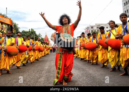 Kalkutta, Indien. Juli 2024. Ein Schlagzeuger genießt die Stimmung während des jährlichen Rath Yatra, oder Wagenfestivals. Nach der hinduistischen Mythologie geht das Ratha Yatra etwa 5.000 Jahre zurück, als der hinduistische Gott Krishna zusammen mit seinem älteren Bruder Balaram und seiner Schwester Subhadra von Krishnas Anhängern auf einem Wagen von Kurukshetra nach Vrindavana gezogen wurde. Quelle: SOPA Images Limited/Alamy Live News Stockfoto