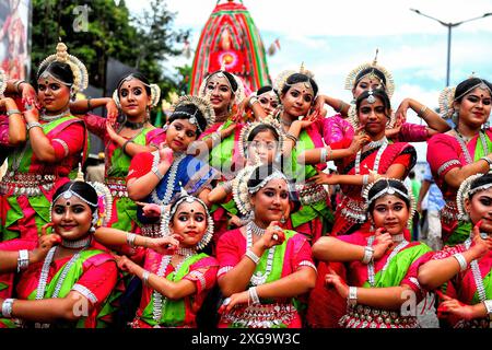 Kalkutta, Indien. Juli 2024. Bharatanatyam (indischer klassischer Tanz) Tänzer posieren für Fotos während des jährlichen Rath Yatra, oder Wagenfestivals. Nach der hinduistischen Mythologie geht das Ratha Yatra etwa 5.000 Jahre zurück, als der hinduistische Gott Krishna zusammen mit seinem älteren Bruder Balaram und seiner Schwester Subhadra von Krishnas Anhängern auf einem Wagen von Kurukshetra nach Vrindavana gezogen wurde. Quelle: SOPA Images Limited/Alamy Live News Stockfoto