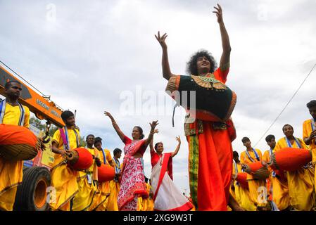 Kalkutta, Indien. Juli 2024. Hinduistische Anhänger singen und tanzen während des jährlichen Rath Yatra-Wagenfestes. Nach der hinduistischen Mythologie geht das Ratha Yatra etwa 5.000 Jahre zurück, als der hinduistische Gott Krishna zusammen mit seinem älteren Bruder Balaram und seiner Schwester Subhadra von Krishnas Anhängern auf einem Wagen von Kurukshetra nach Vrindavana gezogen wurde. Quelle: SOPA Images Limited/Alamy Live News Stockfoto