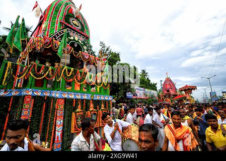 Kalkutta, Indien. Juli 2024. Die geweihten Anhänger versammelten sich, weil sie die Wagen bei Jagannath Rath Yatra in kalkutta gezogen hatten. Nach der hinduistischen Mythologie geht das Ratha Yatra etwa 5.000 Jahre zurück, als der hinduistische Gott Krishna zusammen mit seinem älteren Bruder Balaram und seiner Schwester Subhadra von Krishnas Anhängern auf einem Wagen von Kurukshetra nach Vrindavana gezogen wurde. Quelle: SOPA Images Limited/Alamy Live News Stockfoto