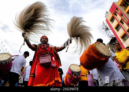 Kalkutta, Indien. Juli 2024. Ein Hindumönch, der während des jährlichen Rath Yatra-Wagenfestes Rituale machte. Nach der hinduistischen Mythologie geht das Ratha Yatra etwa 5.000 Jahre zurück, als der hinduistische Gott Krishna zusammen mit seinem älteren Bruder Balaram und seiner Schwester Subhadra von Krishnas Anhängern auf einem Wagen von Kurukshetra nach Vrindavana gezogen wurde. (Foto: Avishek das/SOPA Images/SIPA USA) Credit: SIPA USA/Alamy Live News Stockfoto