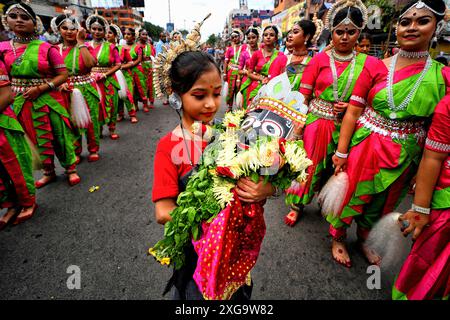 Kalkutta, Indien. Juli 2024. Ein kleiner Bharatanatyam (indischer klassischer Tanz) Tänzer mit einem Idol des Hindu Lord Jagannath während des jährlichen Rath Yatra, oder Wagenfestes. Nach der hinduistischen Mythologie geht das Ratha Yatra etwa 5.000 Jahre zurück, als der hinduistische Gott Krishna zusammen mit seinem älteren Bruder Balaram und seiner Schwester Subhadra von Krishnas Anhängern auf einem Wagen von Kurukshetra nach Vrindavana gezogen wurde. (Foto: Avishek das/SOPA Images/SIPA USA) Credit: SIPA USA/Alamy Live News Stockfoto