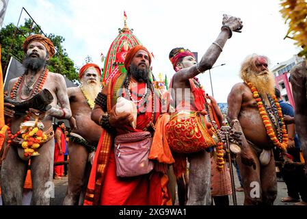 Kalkutta, Indien. Juli 2024. Eine Gruppe von HinduMönchen/Naga Sadhus führt Rituale während des jährlichen Rath Yatra- oder Wagenfestes durch. Nach der hinduistischen Mythologie geht das Ratha Yatra etwa 5.000 Jahre zurück, als der hinduistische Gott Krishna zusammen mit seinem älteren Bruder Balaram und seiner Schwester Subhadra von Krishnas Anhängern auf einem Wagen von Kurukshetra nach Vrindavana gezogen wurde. (Foto: Avishek das/SOPA Images/SIPA USA) Credit: SIPA USA/Alamy Live News Stockfoto