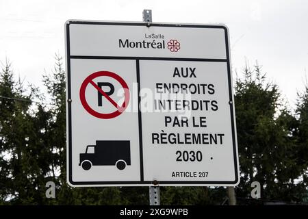 Schild mit Verbotsverbot für LKWs, Parken gemäß Vorschrift 2030 am Newman Boulevard in LaSalle, Montreal, Quebec Stockfoto