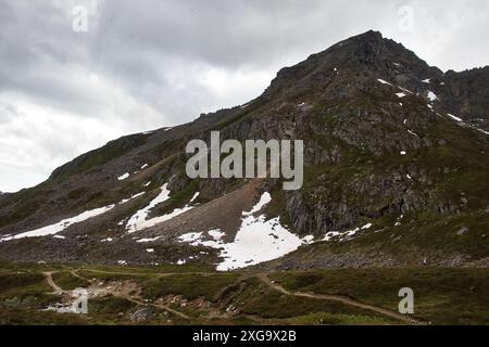 Schnee auf dem Berg im Hatcher Pass im Independence Mine State Historical Park an einem bewölkten Sommertag in Alaska. Stockfoto