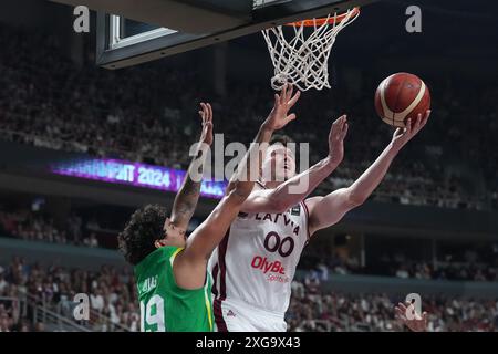 Riga, Lettland. Juli 2024. Rodions Kurucs (R) aus Lettland streitet mit Lucas Dias aus Brasilien während des Finalspiels der FIBA Olympischen Qualifikationsturniers 2024 zwischen Lettland und Brasilien am 7. Juli 2024 in Riga, Lettland. Quelle: Edijs Palens/Xinhua/Alamy Live News Stockfoto