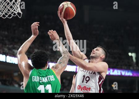 Riga, Lettland. Juli 2024. Rihards Lomazs (R) von Lettland streitet mit GUI Santos von Brasilien während des Finalspiels der FIBA Olympischen Qualifikationsturniers 2024 zwischen Lettland und Brasilien in Riga, Lettland, 7. Juli 2024. Quelle: Edijs Palens/Xinhua/Alamy Live News Stockfoto