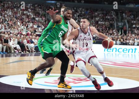 Riga, Lettland. Juli 2024. Rihards Lomazs (R) von Lettland streitet mit Cristiano Felicio von Brasilien während des Finalspiels der FIBA Olympischen Qualifikationsturniers 2024 zwischen Lettland und Brasilien in Riga, Lettland, 7. Juli 2024. Quelle: Edijs Palens/Xinhua/Alamy Live News Stockfoto