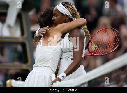 London, Großbritannien. Juli 2024. Emma Navarro (L) und Coco Gauff aus den Vereinigten Staaten begrüßen sich nach dem Spiel der vierten Runde der Frauen bei der Wimbledon Tennis Championship am 7. Juli 2024 in London. Quelle: Han Yan/Xinhua/Alamy Live News Stockfoto