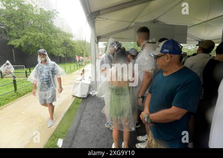 Chicago, Usa. Juli 2024. Die Fans des Rennens schützen sich vor Regen während eines der zahlreichen Regenereignissen während des Grant Park 165 NASCAR Cup Series Race in Chicago, IL am Sonntag, den 7. Juli 2024. Foto: Mark Black/UPI Credit: UPI/Alamy Live News Stockfoto