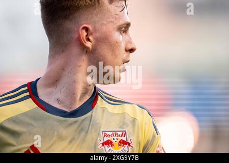 Chester, Pennsylvania, USA. Juli 2024. Der New York Red Bulls Defender Cameron Harper (17) geht während der zweiten Hälfte eines MLS-Spiels im Subaru Park in Chester, Pennsylvania, auf das Feld. Kyle Rodden/CSM/Alamy Live News Stockfoto