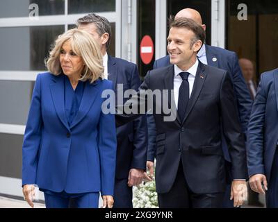 (240708) -- PEKING, 8. Juli 2024 (Xinhua) -- der französische Präsident Emmanuel Macron und seine Frau Brigitte Macron treffen am 7. Juli 2024 in einer Wahlstation in Le Touquet, Nordfrankreich ein. Die Allianz der linken Parteien, die neue Volksfront (NFP), gewinnt die zweite Runde der französischen Parlamentswahlen und wird voraussichtlich zwischen 175 und 205 Sitze in der Nationalversammlung haben, wie die Forschungsfirma Elabe veröffentlichte. Macrons Koalition steht an zweiter Stelle mit der Möglichkeit, 150 bis 175 Sitze zu bekommen, während die rechtsextreme Partei und ihre Verbündeten nur 115 bis 150 Sitze erhalten würden Stockfoto