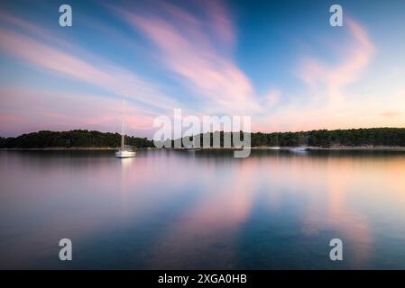 Boote in der Bucht von Eufemija auf der Insel Rab Kroatien mit langen Wolken am Himmel Stockfoto