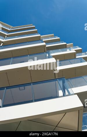 Blick nach oben auf die Fassade eines modernen Apartmentgebäudes Stockfoto